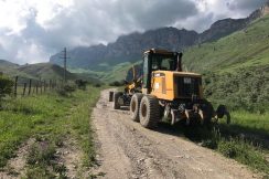 В Эльбрусском районе проведены работы по очистке проезжей части от осыпей и селевых выносов