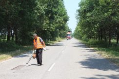 На автомобильной дороге Ст. Черек — Жемтала проводятся работы по ямочному ремонту.